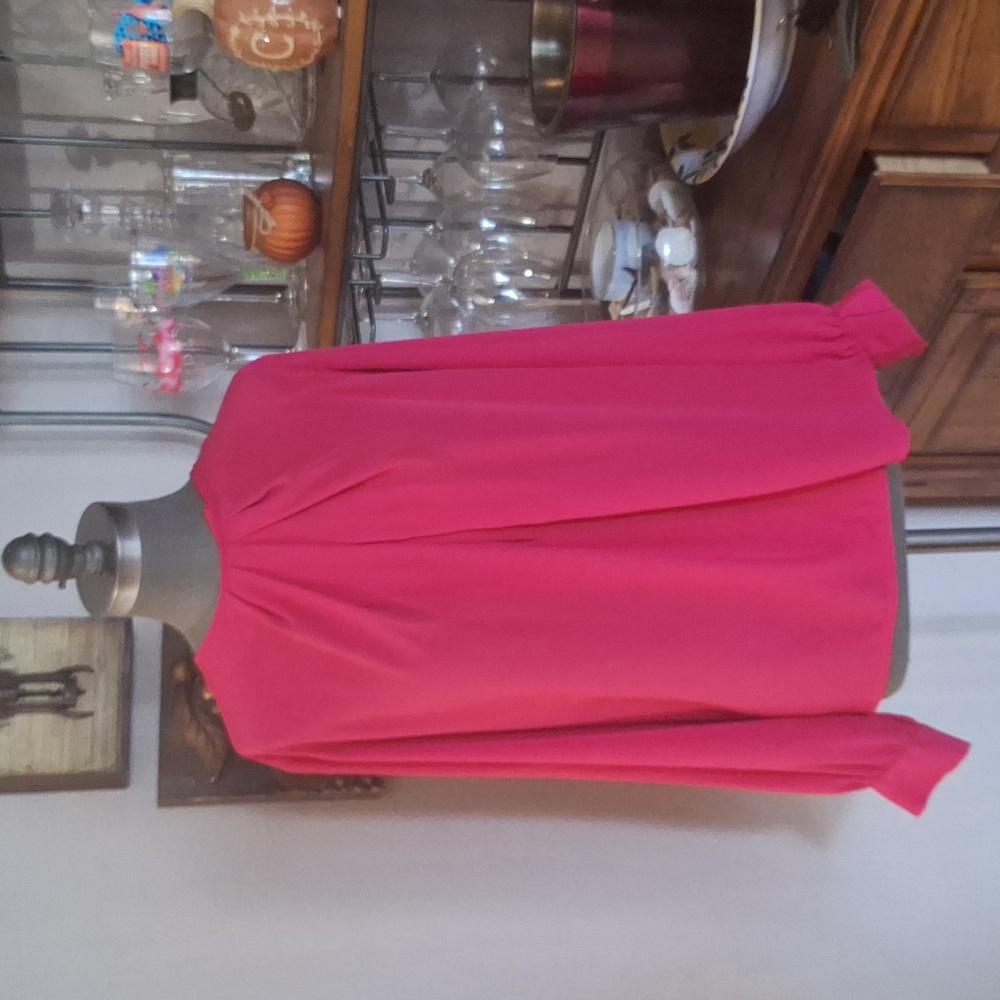 La Chine classic l/s blouse with pleated neckline. Magenta. 100% poly